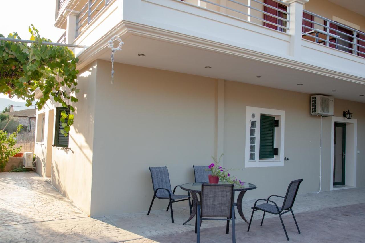 Tsoutsis Apartments Marantochori Экстерьер фото