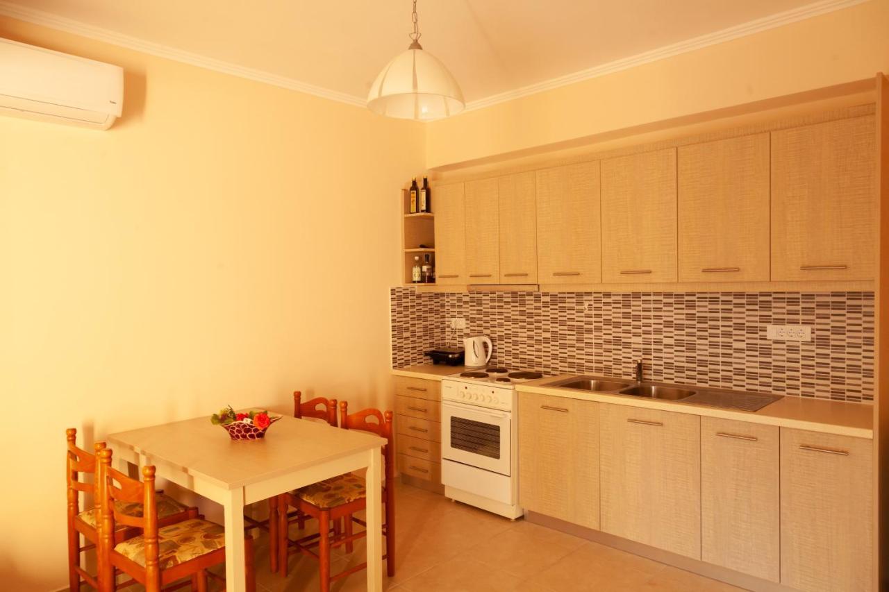 Tsoutsis Apartments Marantochori Экстерьер фото
