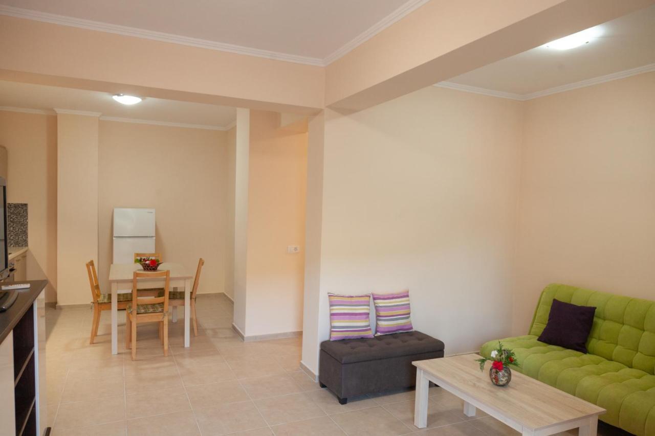 Tsoutsis Apartments Marantochori Экстерьер фото